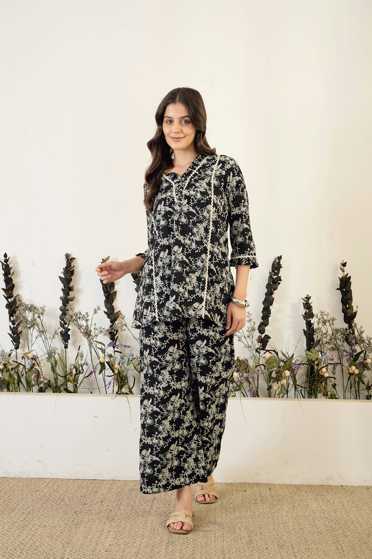 Veloura community look in noir floral